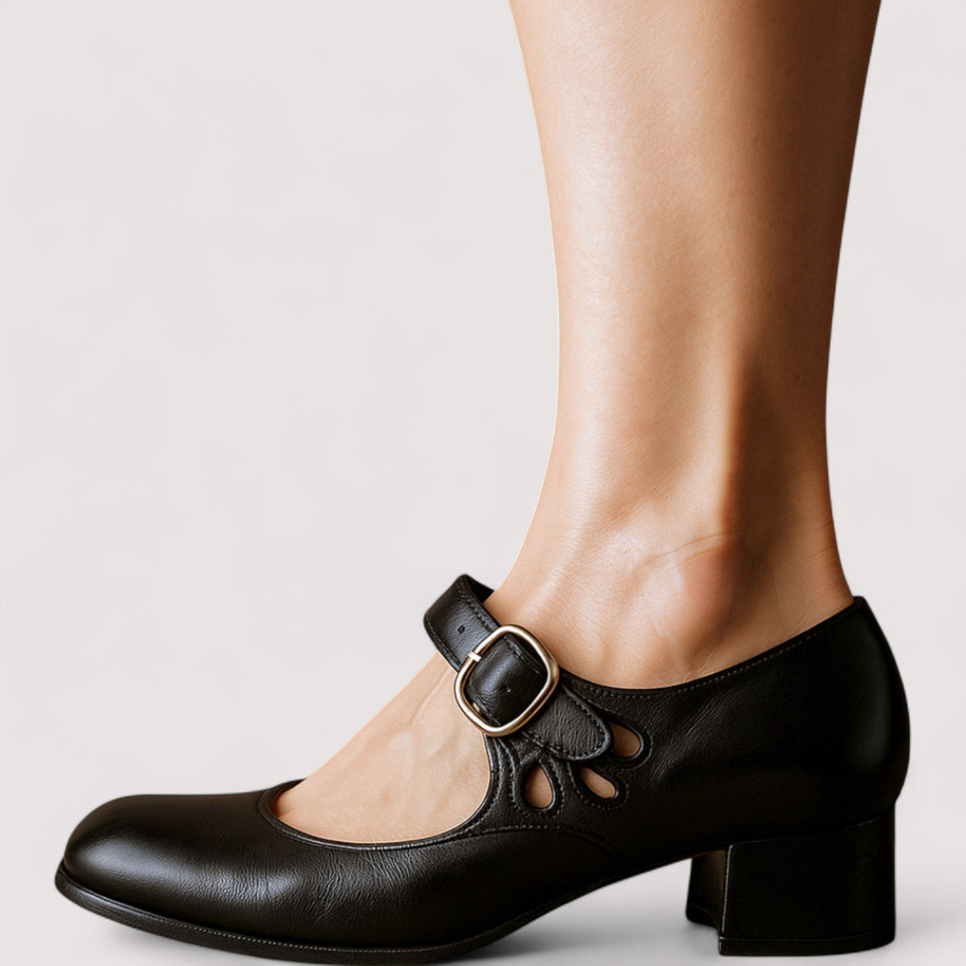 Clara | Elegant Faux Leather Neckline for a Refined Look