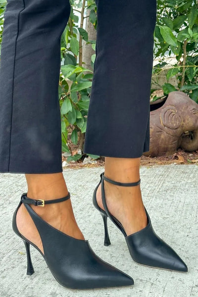 FLAVIA | pointed neckline with strap